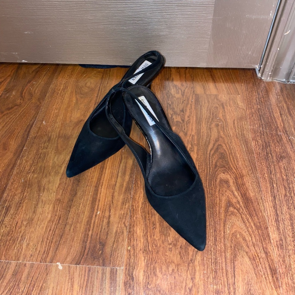 STEVE MADDEN KITTEN HEEL: super chic black suede sling back heel
